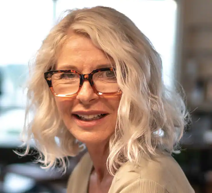 75 Years Old Women Looks Great In Glassess