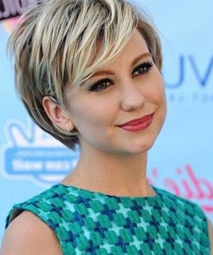 Short Hairstyle For Round Face