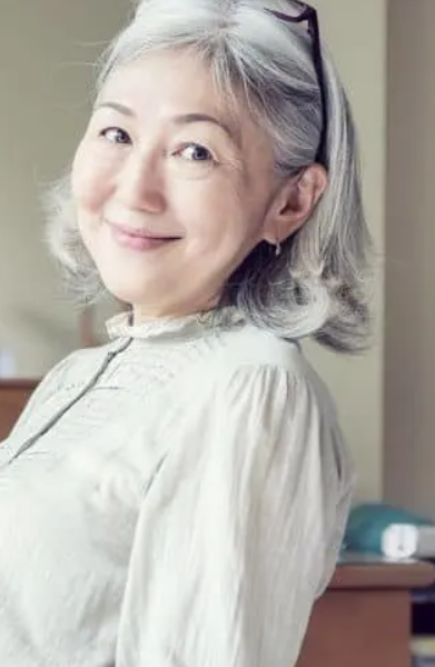 Trendy Granny Grey Hairstyle 2023